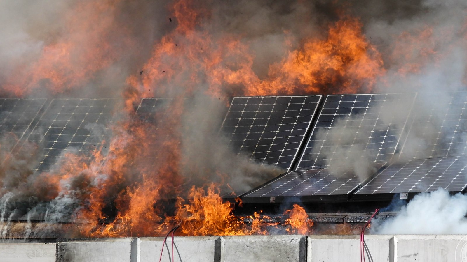 Understanding the Pros and Cons of DIY Solar Installation