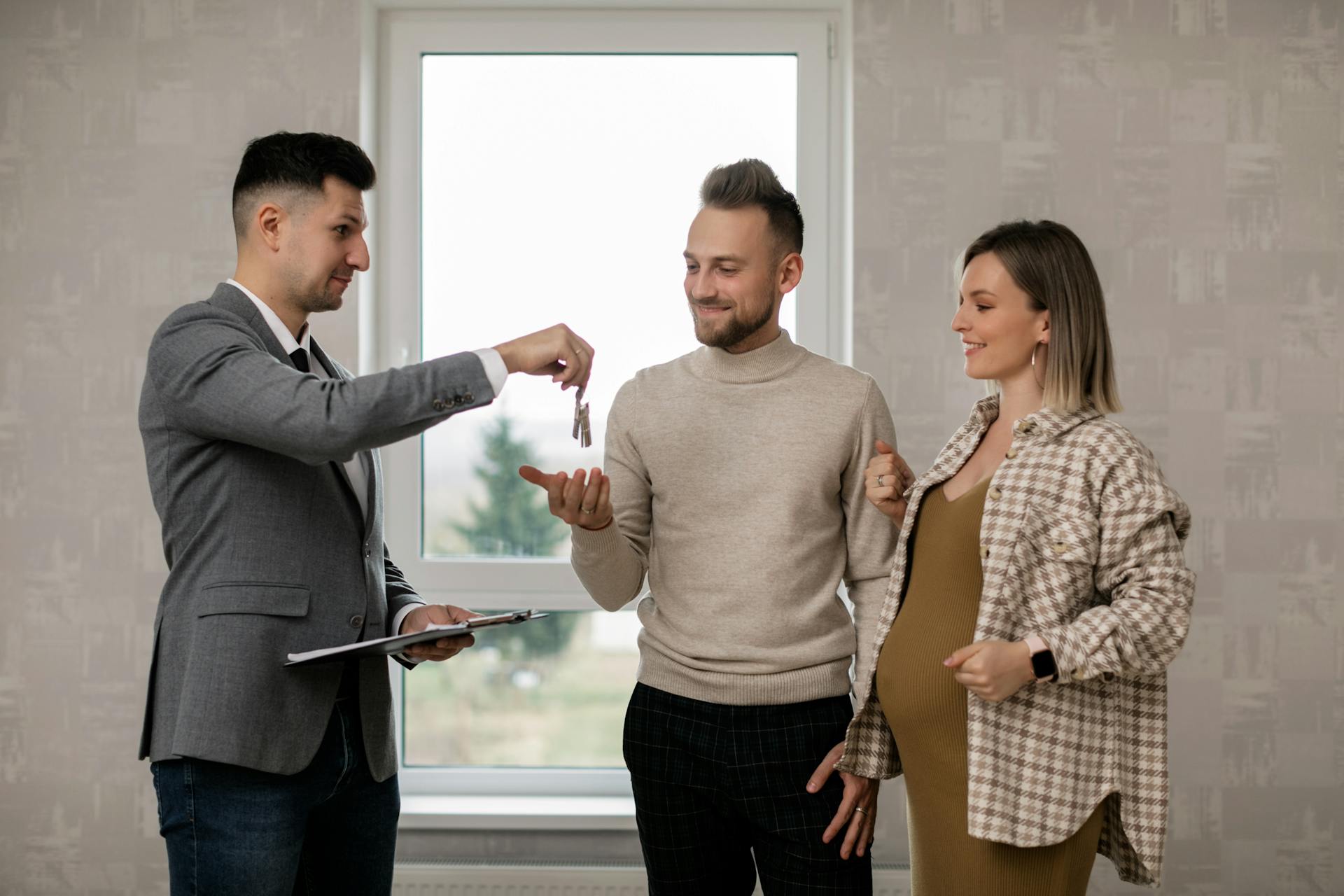 The Pros and Cons of Hiring a Real Estate Agent